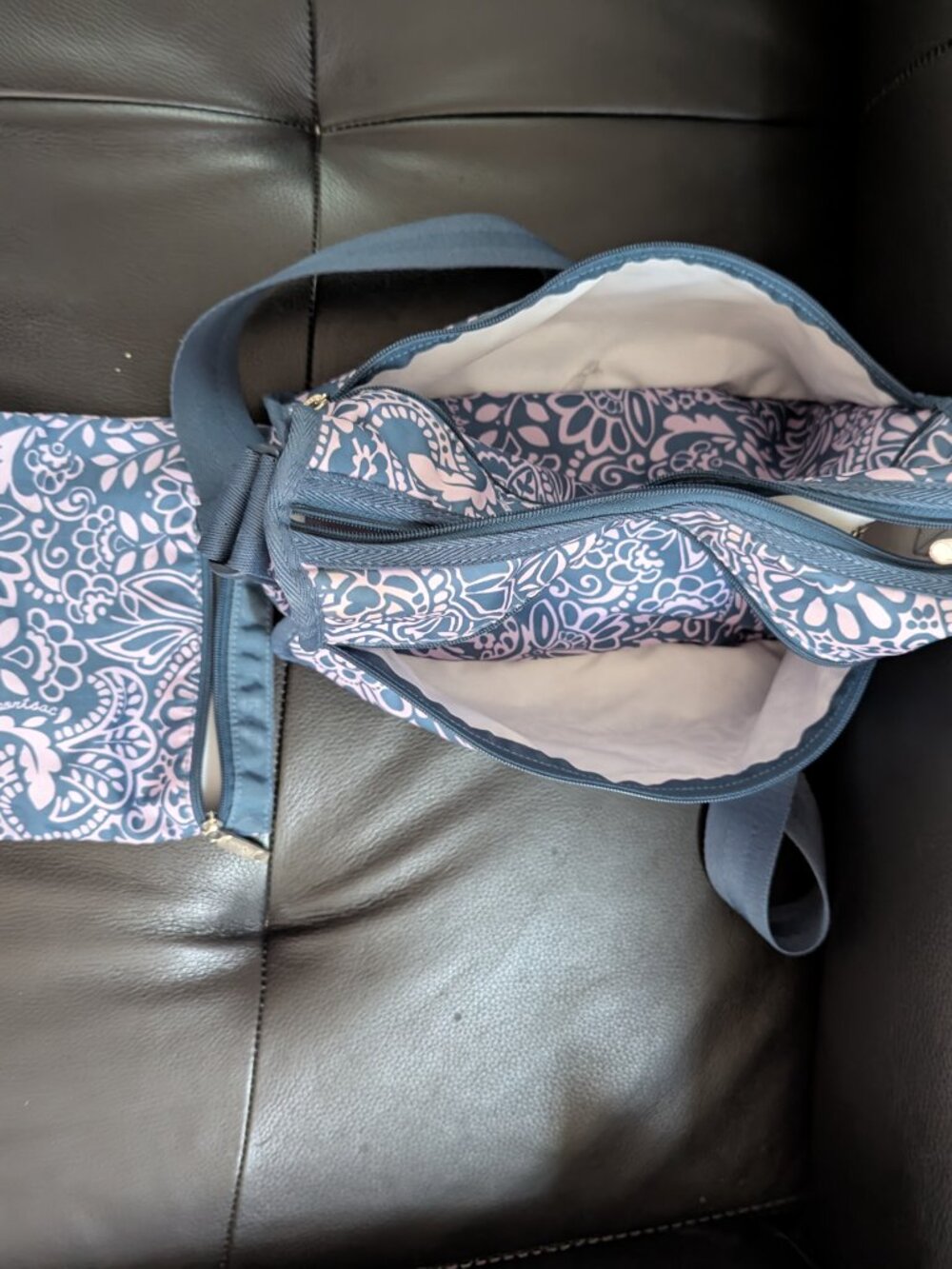 LeSportsac Classic Hobo/Crossbody Bag with a coordinating pouch - Picture 6 of 8